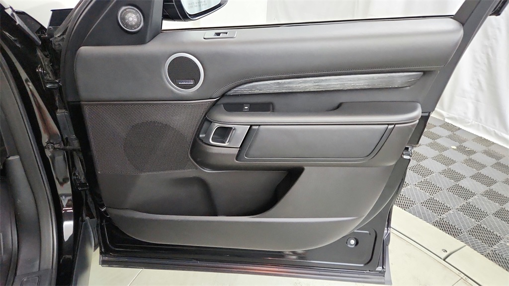 2018 Land Rover Discovery HSE Luxury photo 16