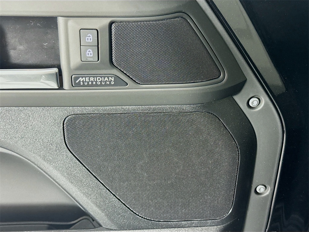 2025 Land Rover Defender 130 X-Dynamic SE photo 13