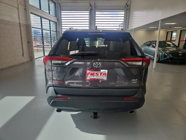 Used 2019 GRAY Toyota XLE image 5