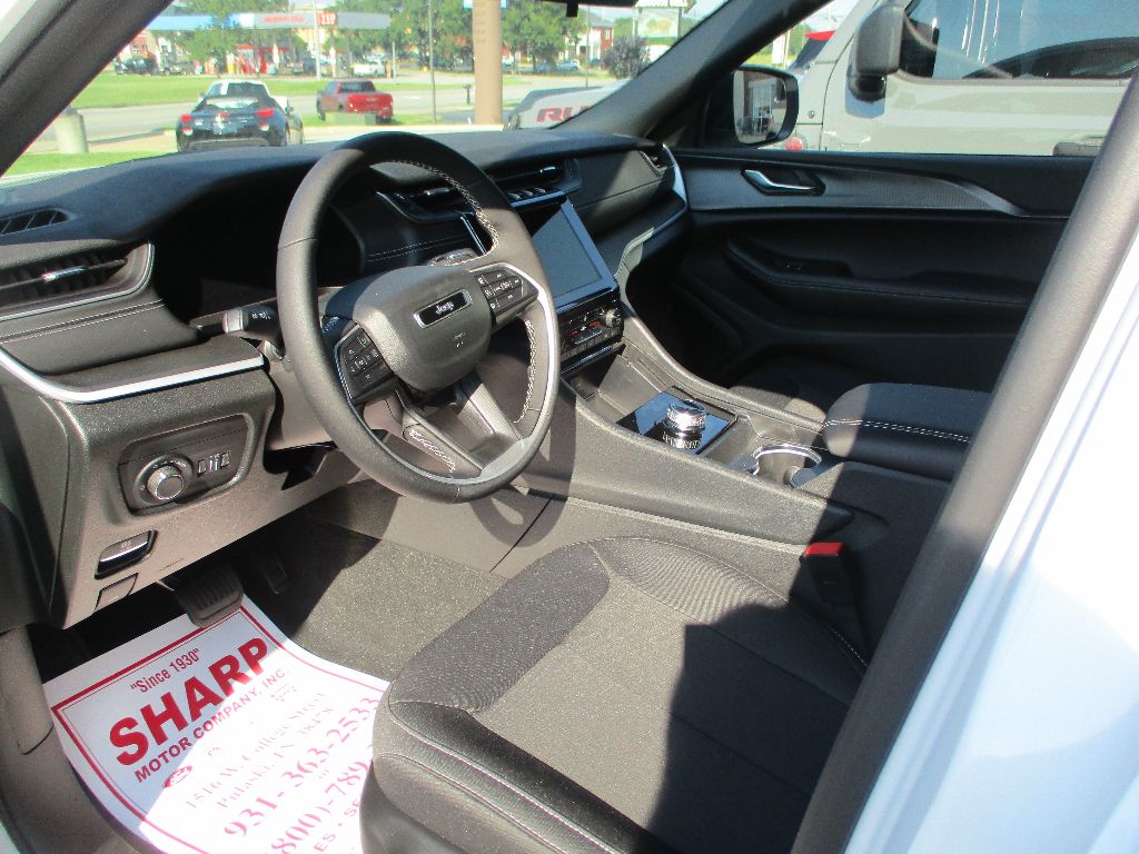 2025 Jeep Grand Cherokee Laredo X photo 4