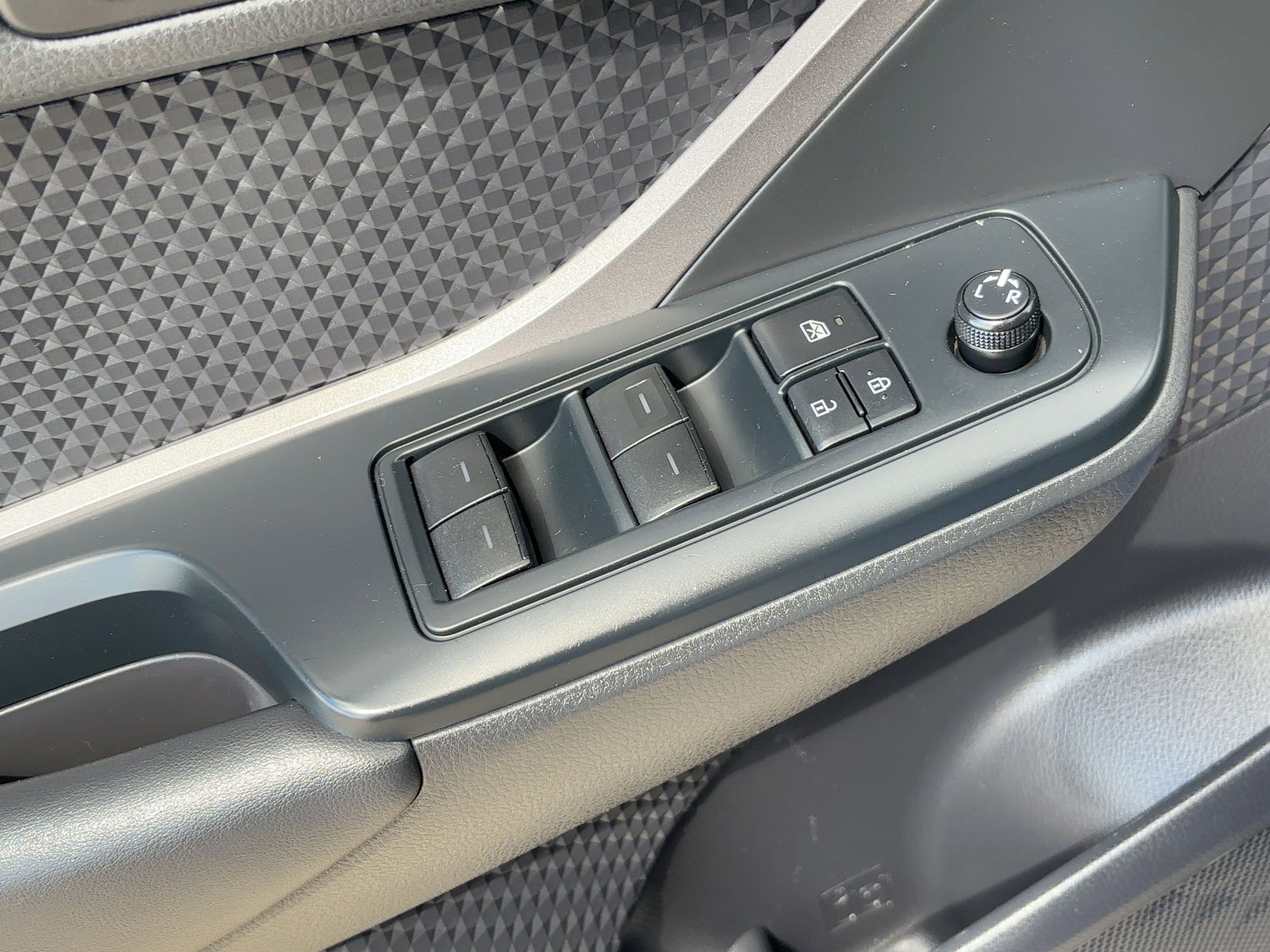 2020 Toyota C-HR LE photo 16
