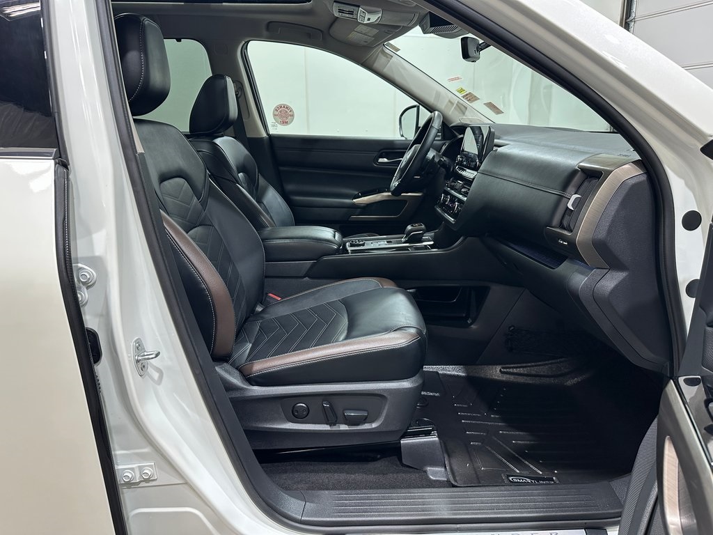 2023 Nissan Pathfinder Platinum photo 25