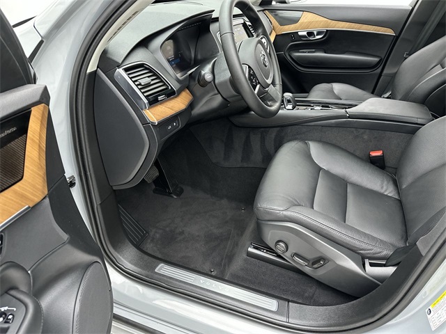 2025 Volvo XC90 T8 AWD Plus photo 3