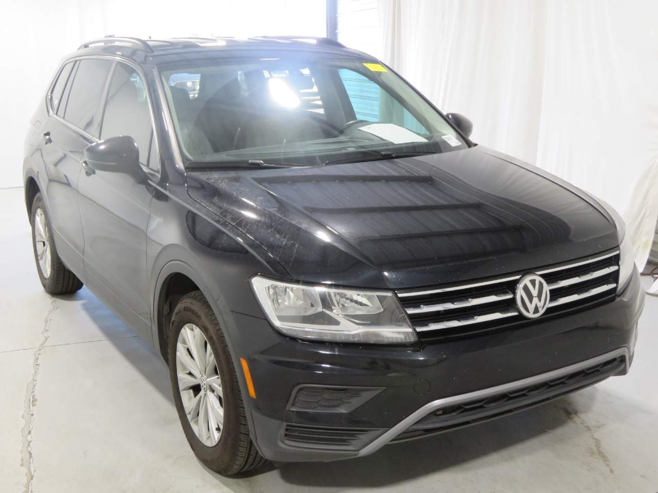 2019 Volkswagen Tiguan SEL R-Line photo 2