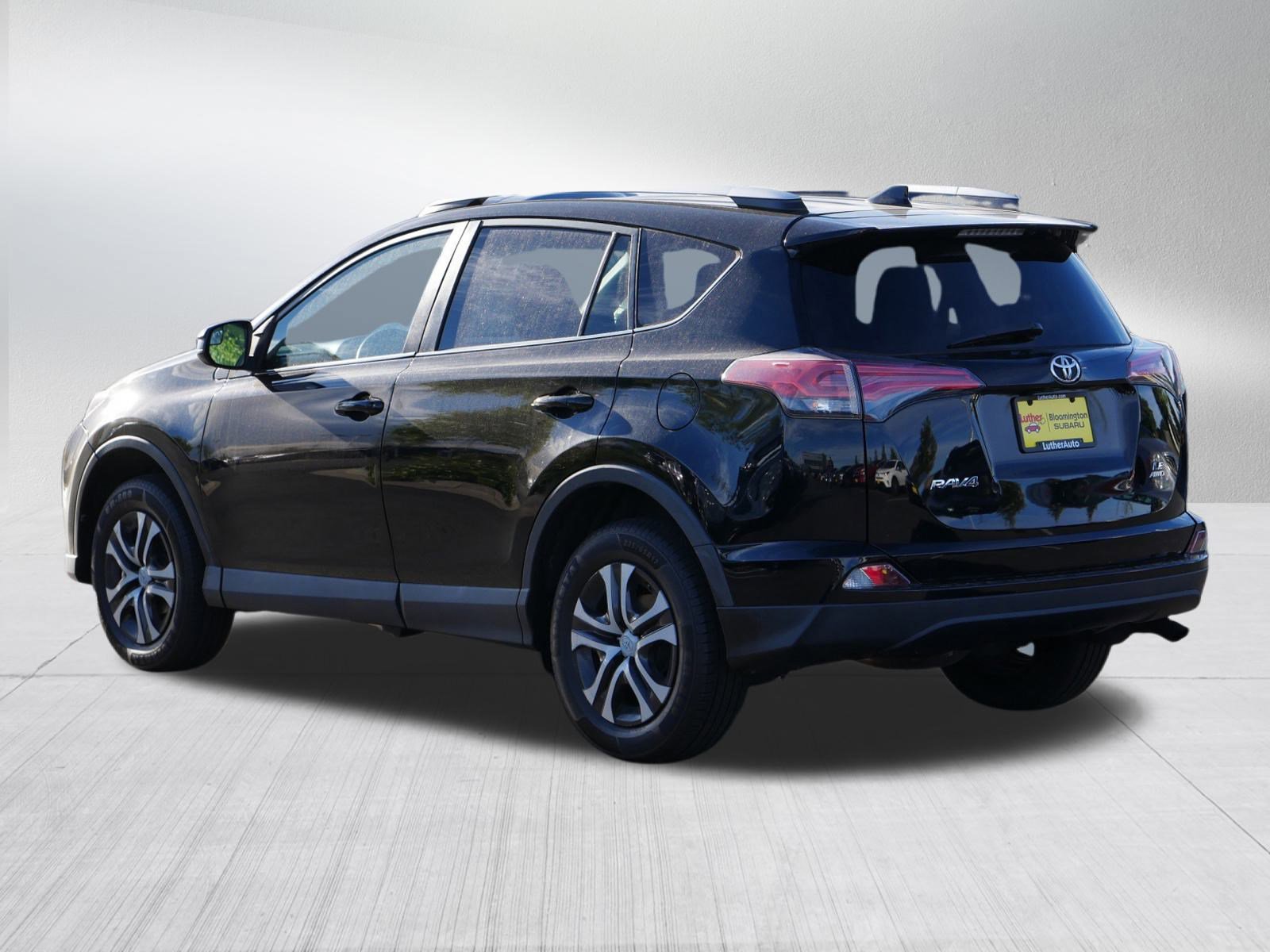 2016 Toyota RAV4 LE photo 3