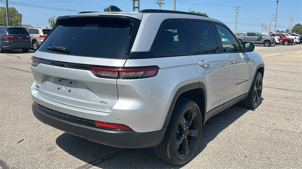 2023 Jeep Grand Cherokee Altitude photo 2