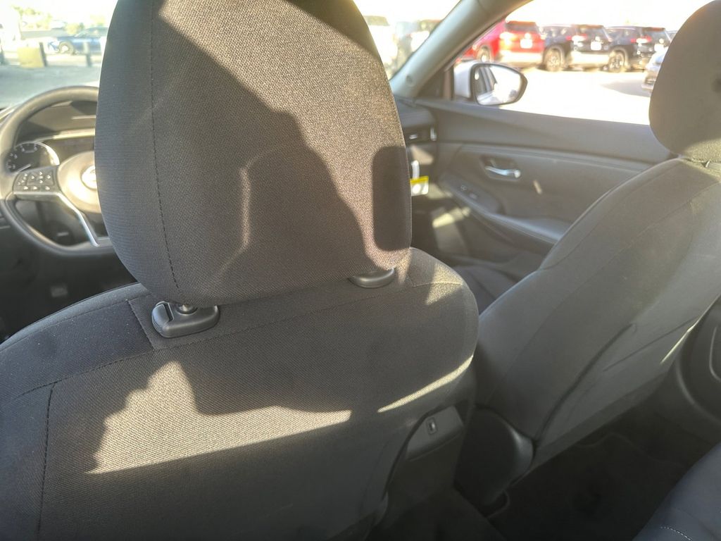 2025 Nissan Sentra SV photo 17