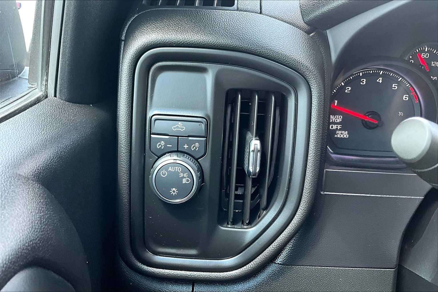 2020 Chevrolet Silverado 1500 Custom photo 34