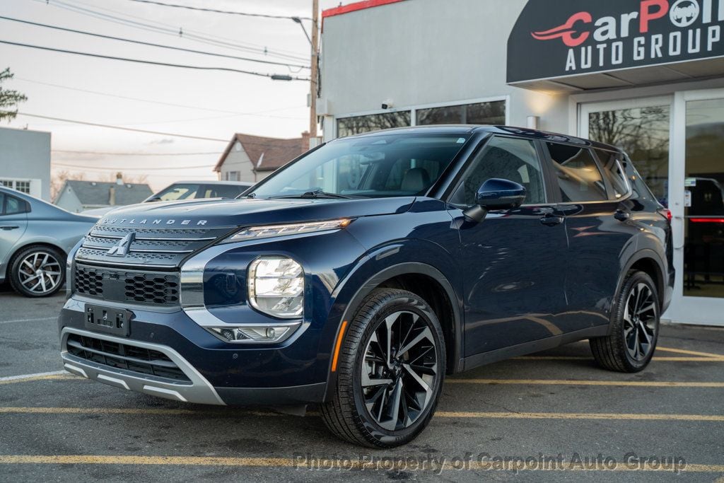 2023 Mitsubishi Outlander SE's photo