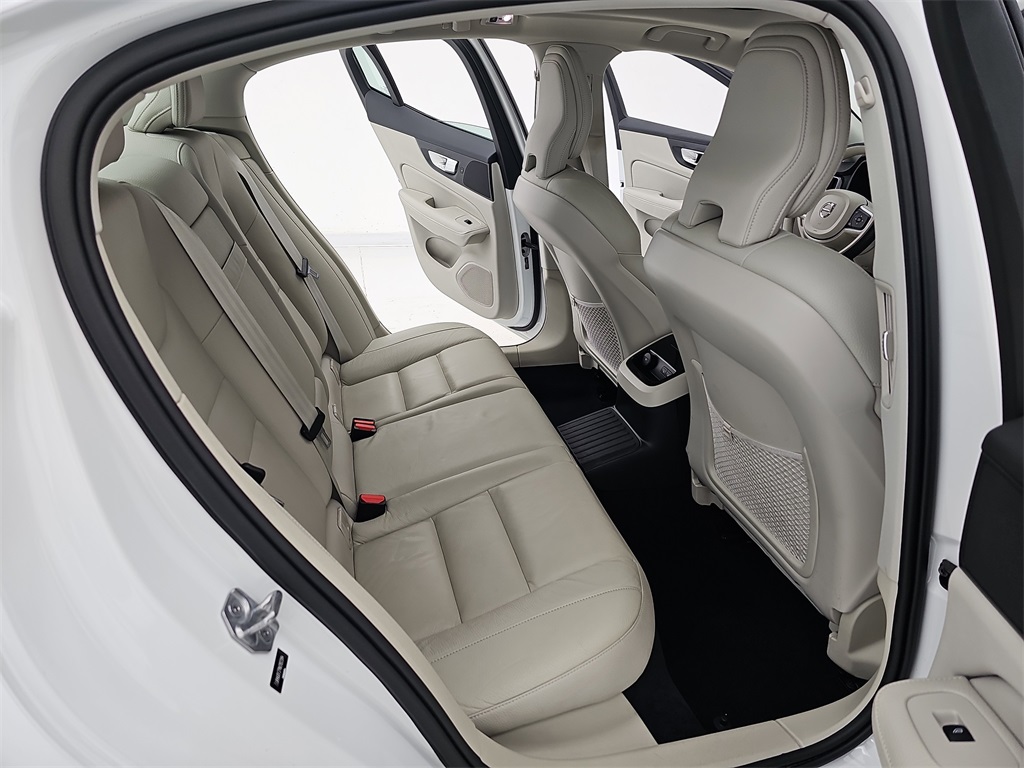 2022 Volvo S60 Recharge T8 R-Design Expression photo 12