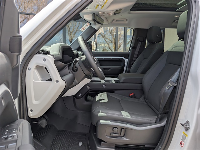 2025 Land Rover Defender 110 S photo 5