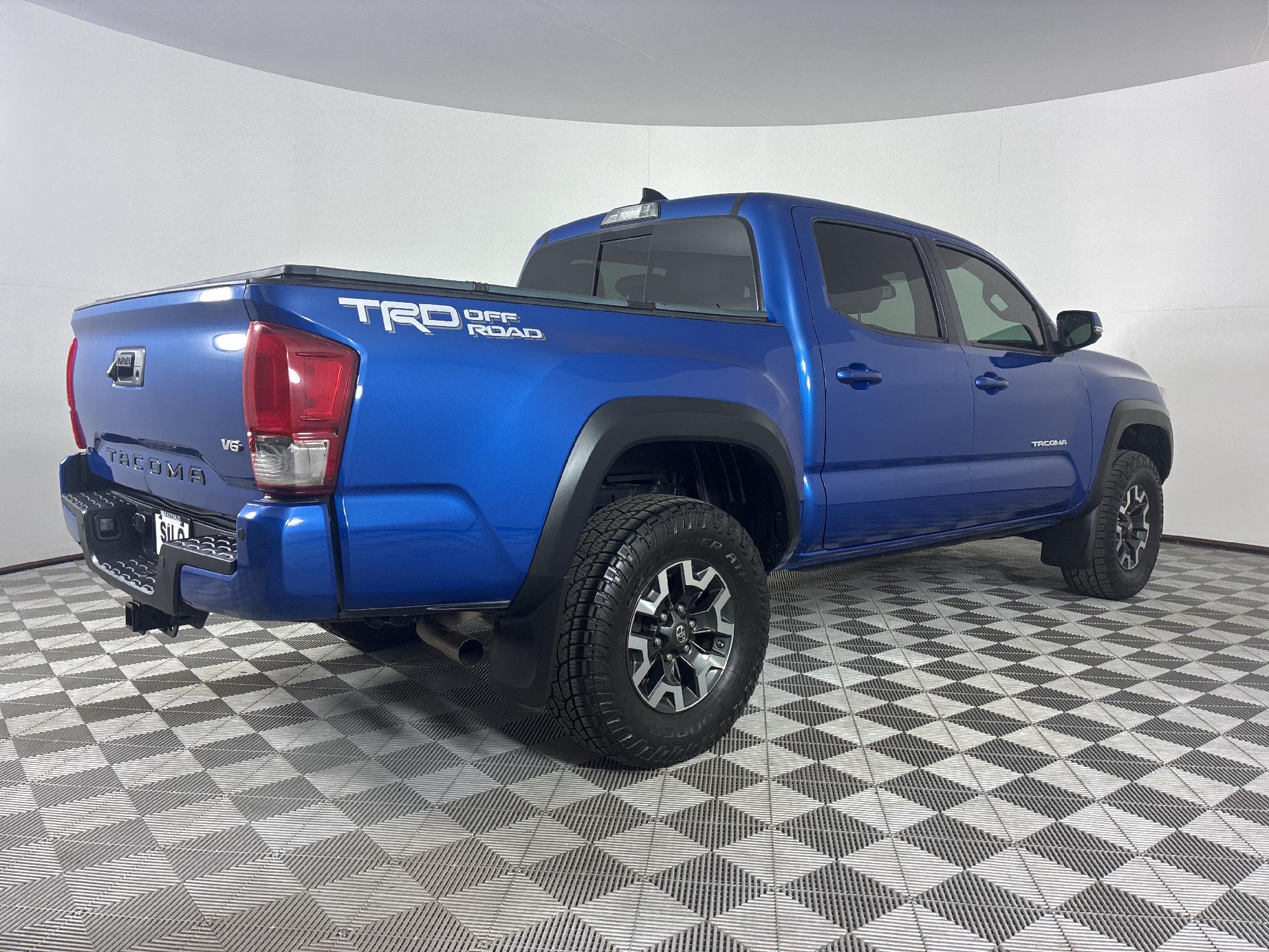 2017 Toyota Tacoma TRD photo 6