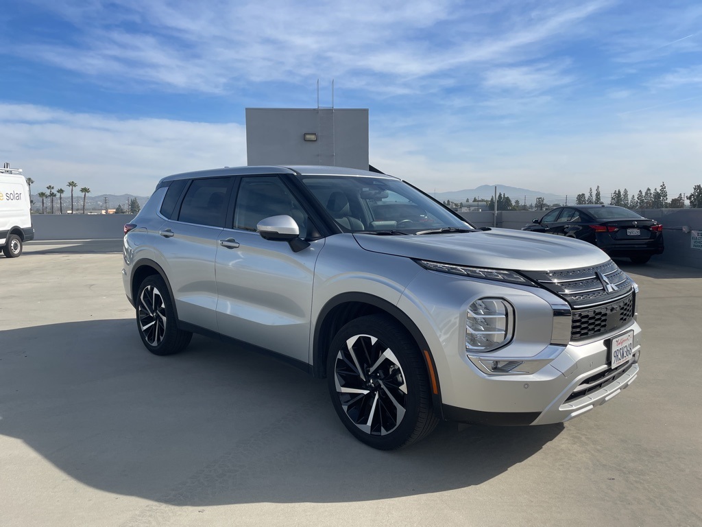 2024 Mitsubishi Outlander SE's photo