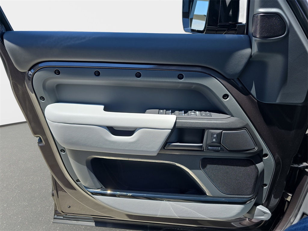 2025 Land Rover Defender 110 V8 photo 24