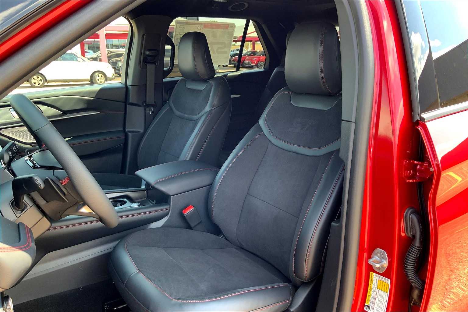 2025 Ford Explorer ST photo 9