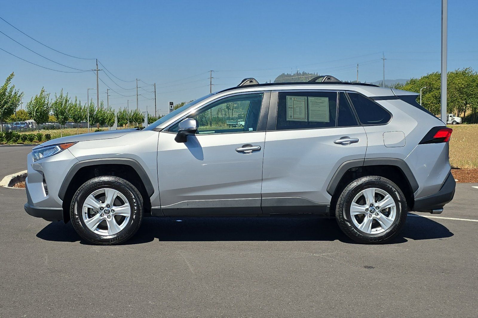 2021 Toyota RAV4 XLE photo 6
