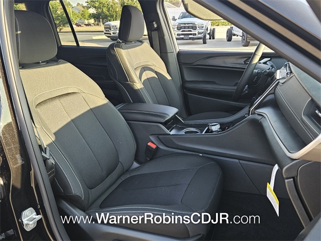 2025 Jeep Grand Cherokee Laredo photo 16
