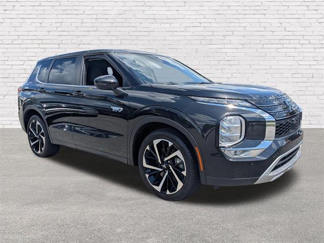 2023 Mitsubishi Outlander Plug-In Hybrid SE's photo
