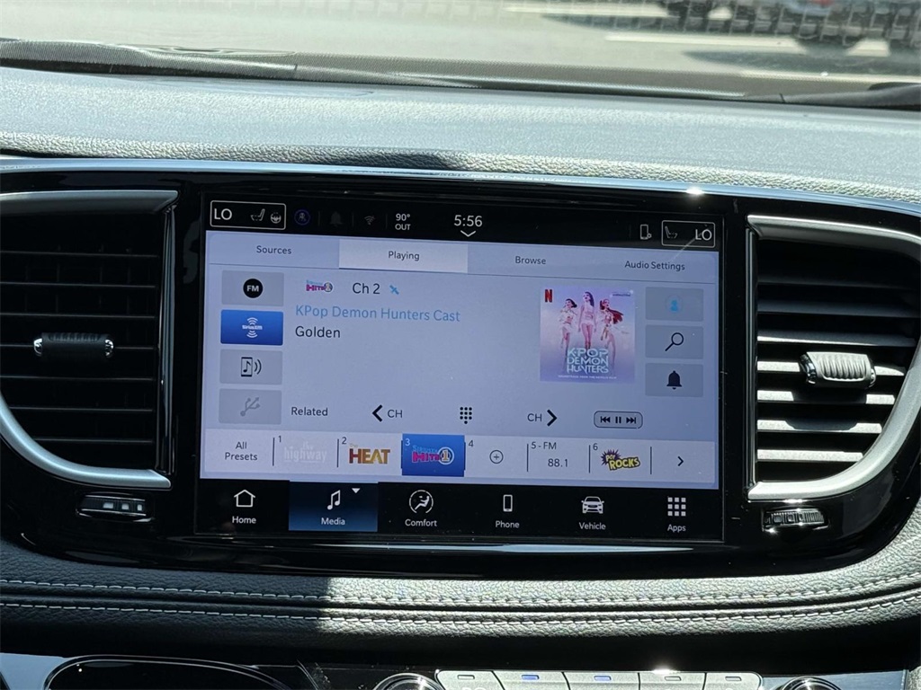 2025 Chrysler Pacifica photo 3