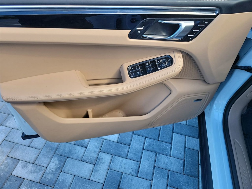 2024 Porsche Macan T photo 20