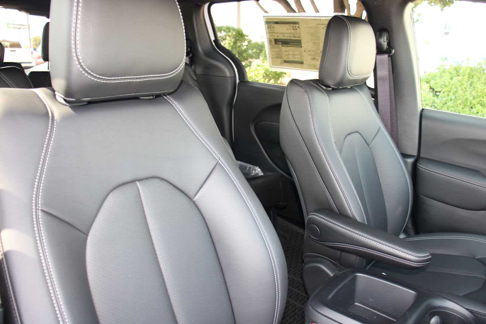 2025 Chrysler Voyager LX photo 34