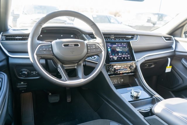 2025 Jeep Grand Cherokee Altitude photo 3