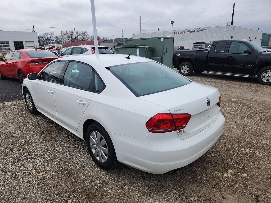 2013 Volkswagen Passat S photo 2