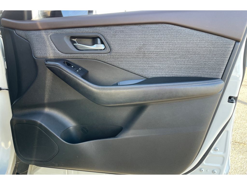2021 Nissan Rogue SV photo 18