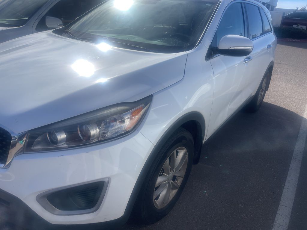 2017 Kia Sorento LX photo 2