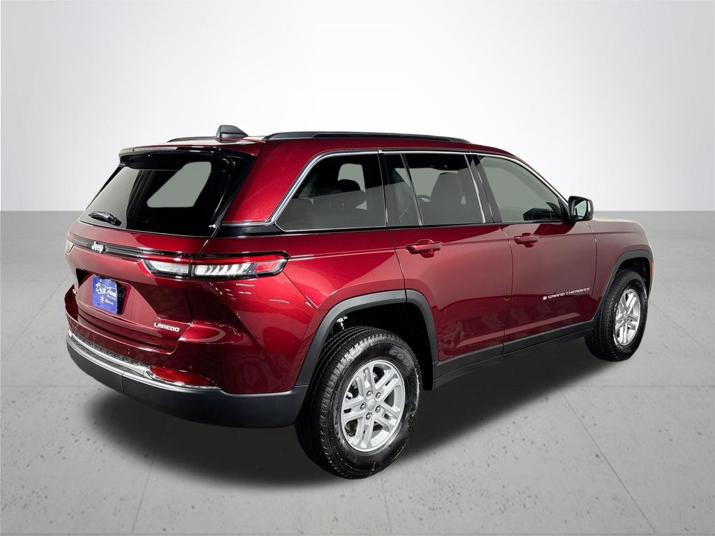 2025 Jeep Grand Cherokee Laredo photo 4