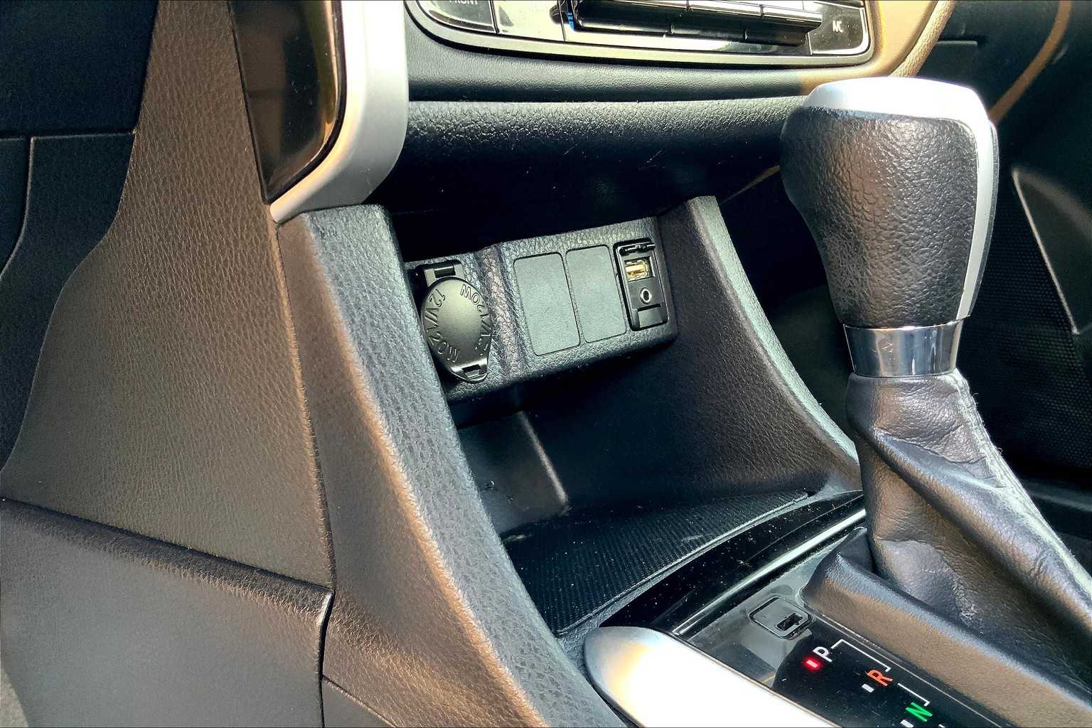 2019 Toyota Corolla LE photo 32