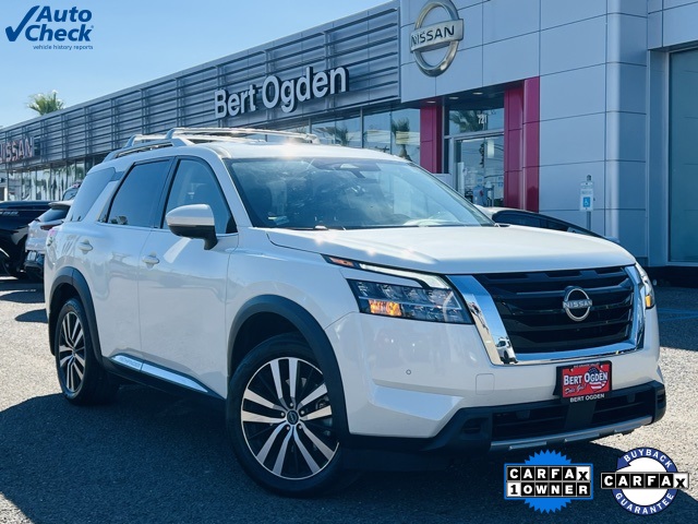 2023 Nissan Pathfinder Platinum's photo