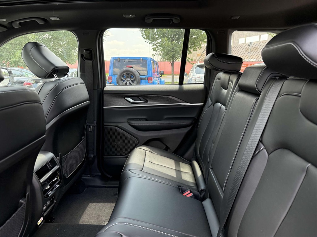 2025 Jeep Grand Cherokee Limited photo 13