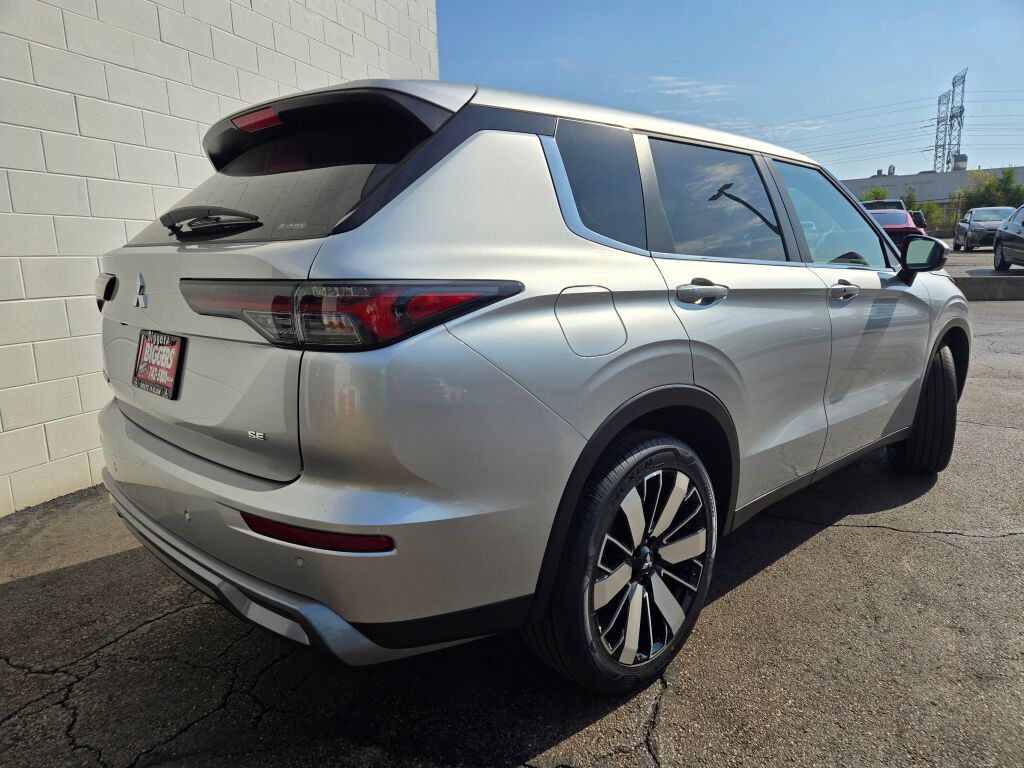 2025 Mitsubishi Outlander SE photo 9