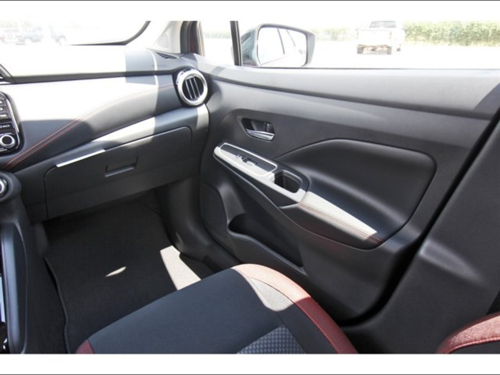 2025 Nissan Versa SR - 8