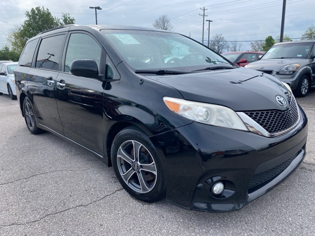 2014 Toyota Sienna SE's photo