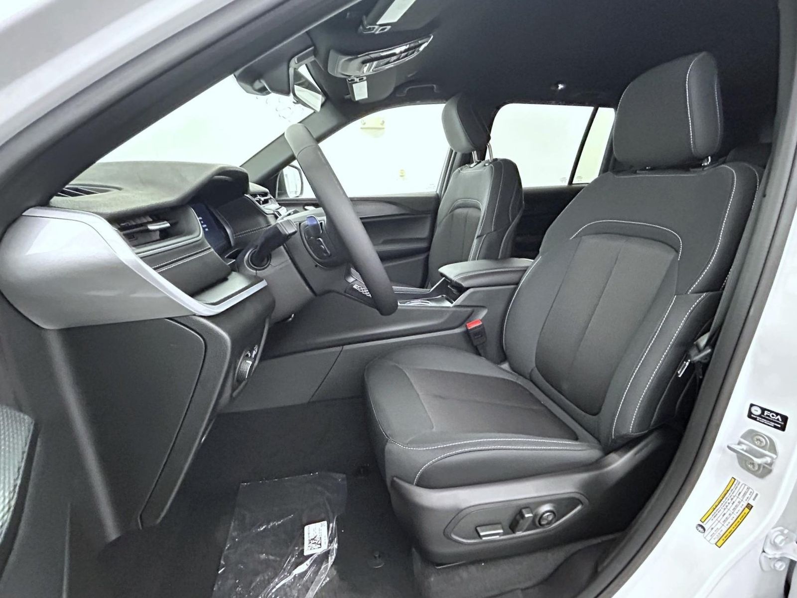2025 Jeep Grand Cherokee Laredo photo 10