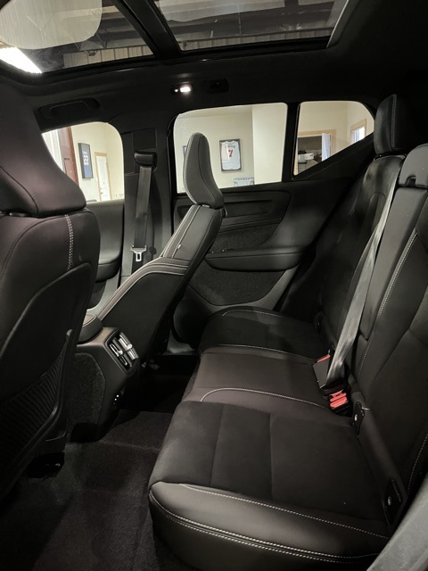 2025 Volvo XC40 Plus photo 10