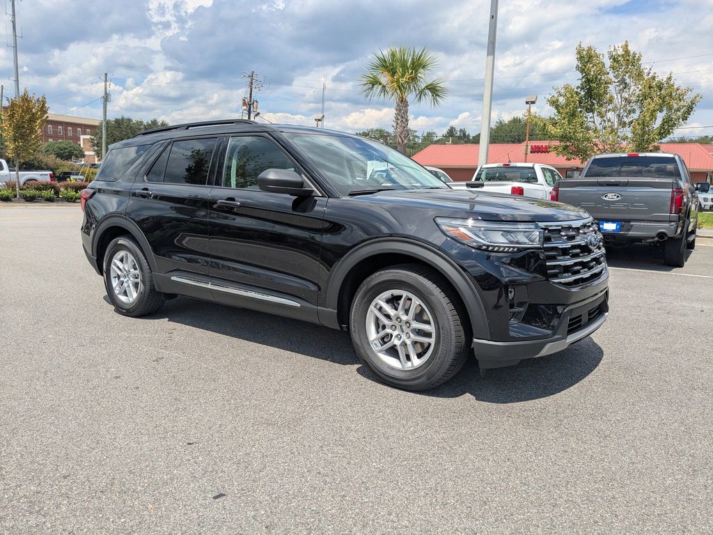 2025 Ford Explorer photo 2