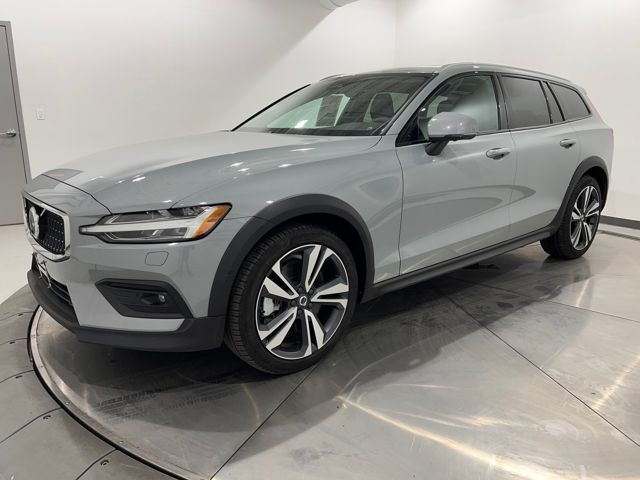 2024 Volvo V60 Cross Country Plus's photo