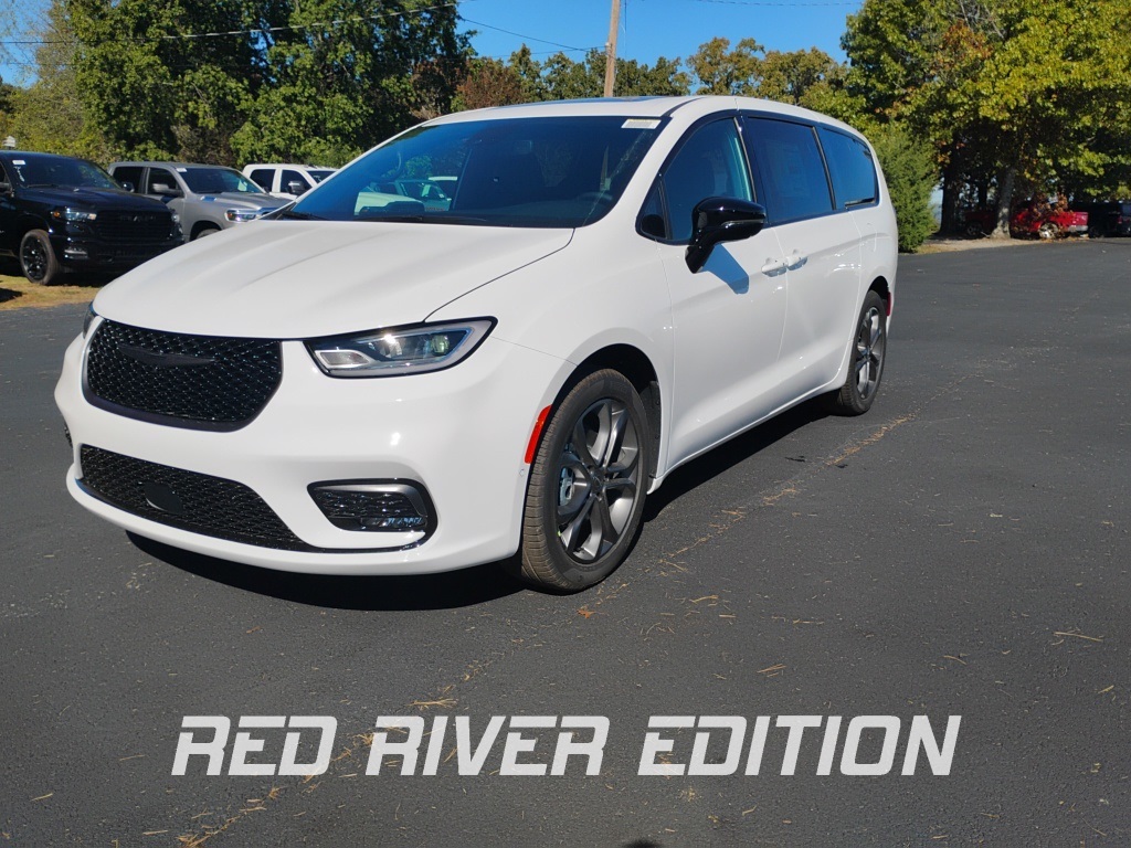 2026 Chrysler Pacifica Select's photo