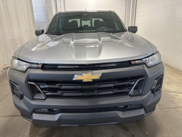 2025 Chevrolet Colorado Work Truck photo 2