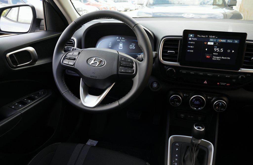 2025 Hyundai Venue SEL photo 9