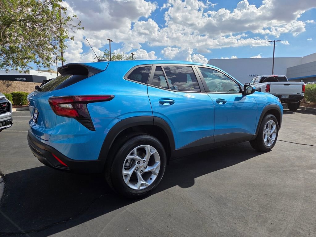 2025 Chevrolet Trax LS photo 4