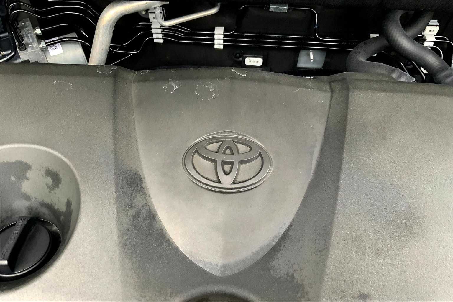 2024 Toyota RAV4 XLE photo 27