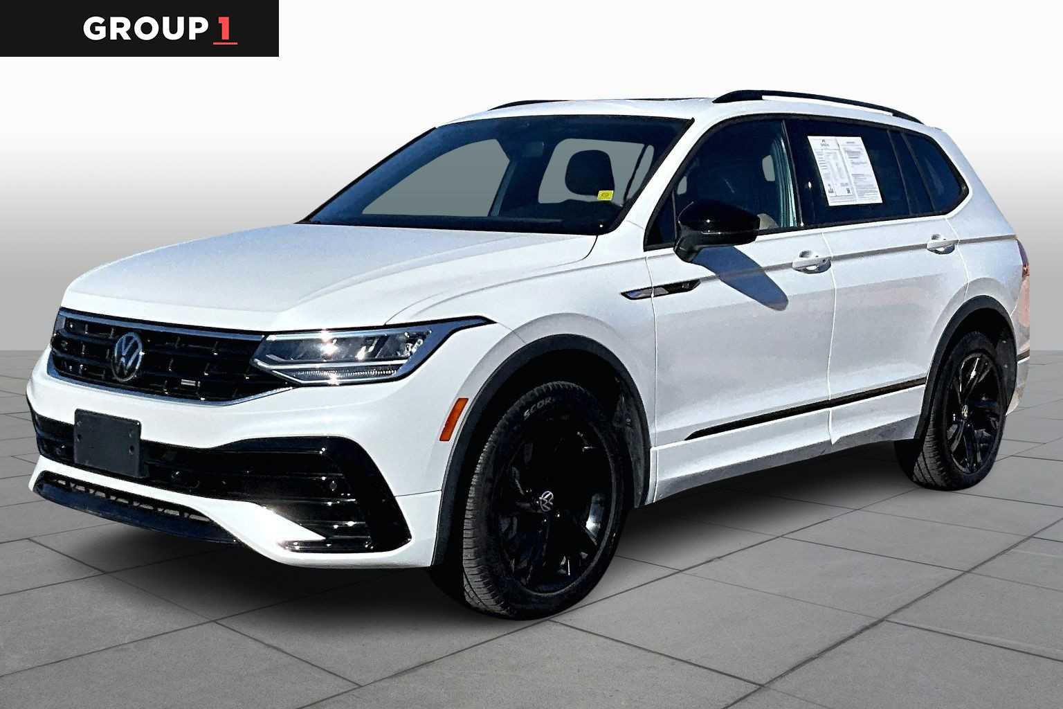 2024 Volkswagen Tiguan SE R-LINE BLACK's photo