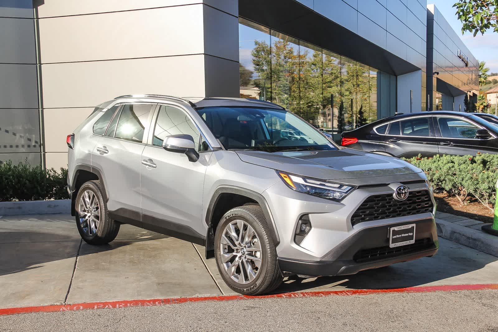 2022 Toyota RAV4 XLE Premium photo 3