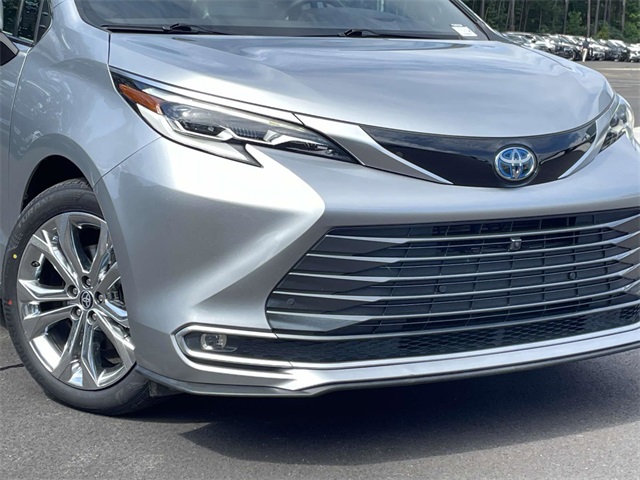 2023 Toyota Sienna Platinum photo 2