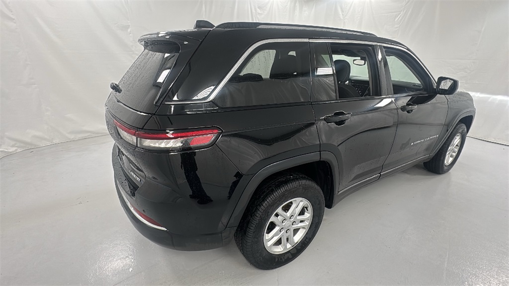 2022 Jeep Grand Cherokee Laredo photo 3