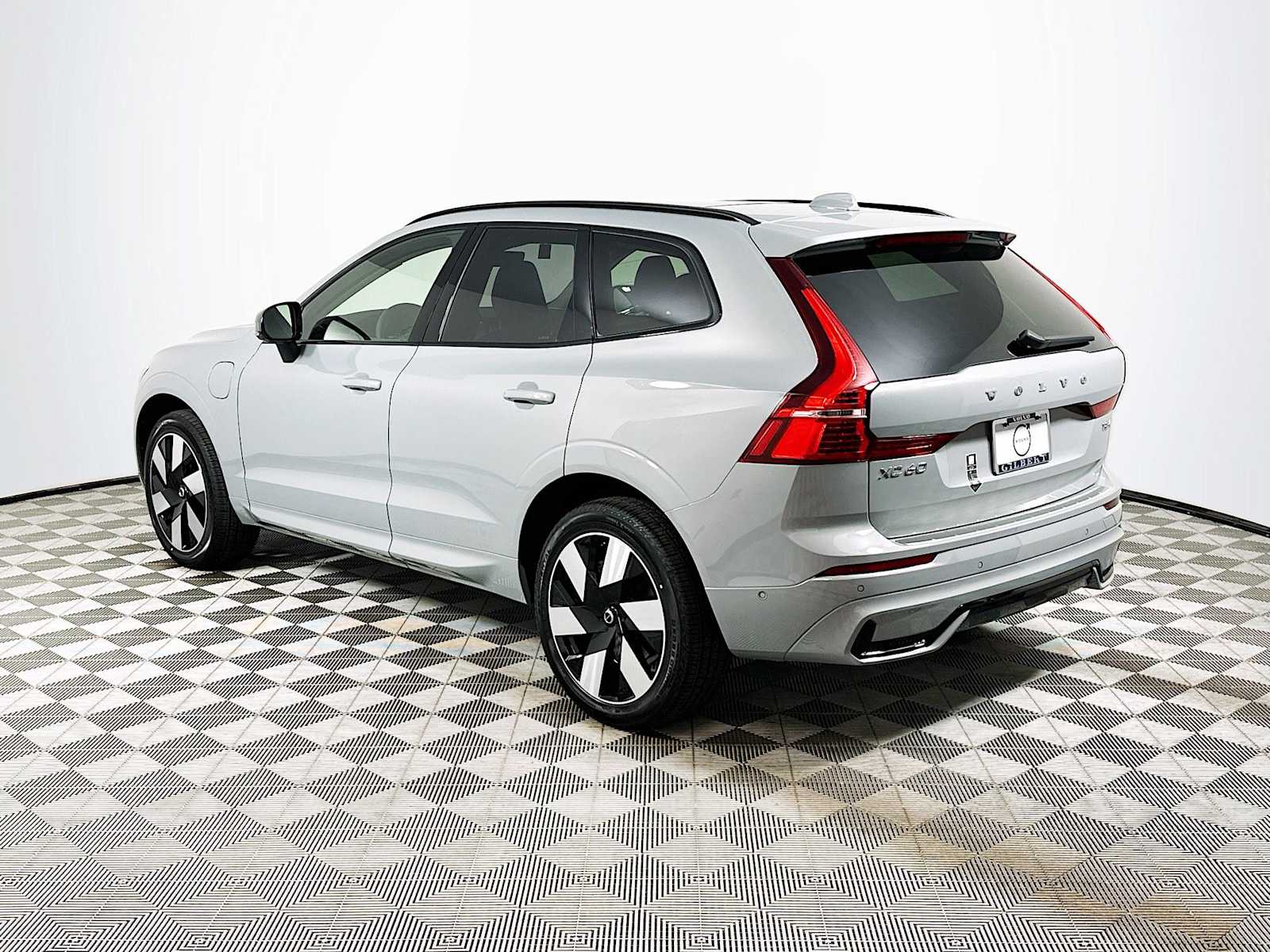 2025 Volvo XC60 T8 Plus photo 4